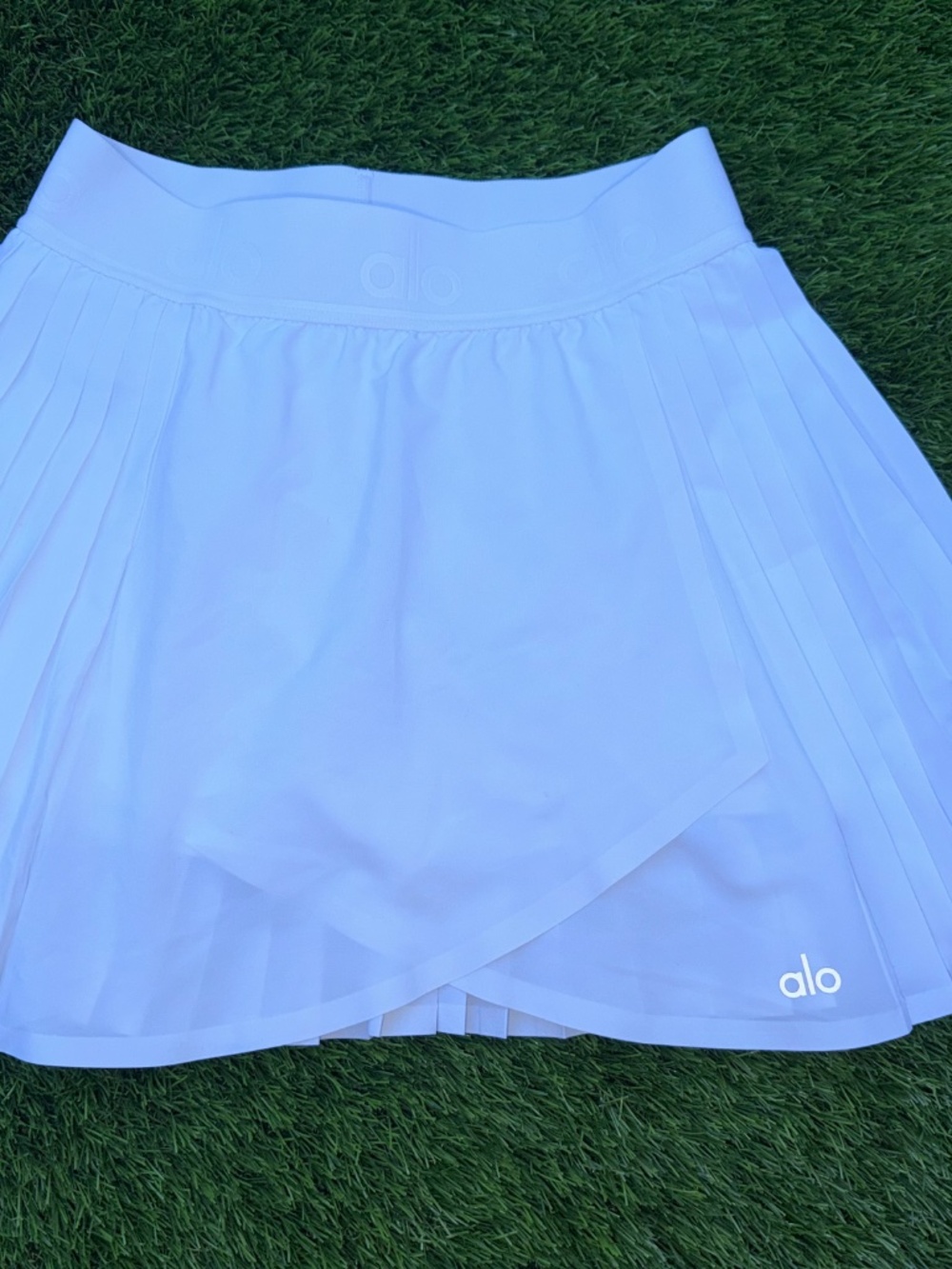 ALO Aces Tennis Skirt in White 🤍 - Picture 4 of 9